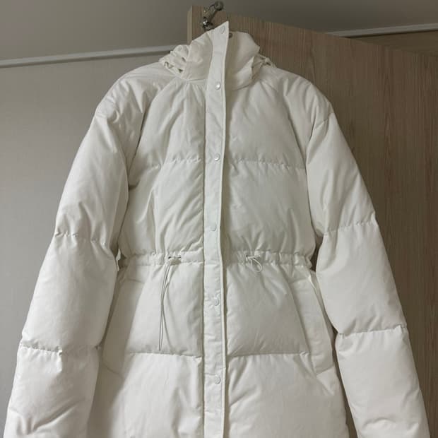 앤아더스토리즈 덕다운 흰색 스트링 패딩