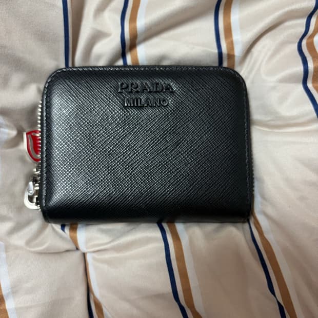 프라다 카드 지갑 한정판