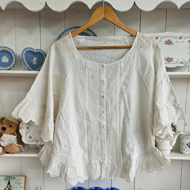 가오리핏 케이프형 화이트 블라우스