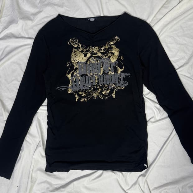 토네이도마트 셔링 디테일 레터링 롱슬리브