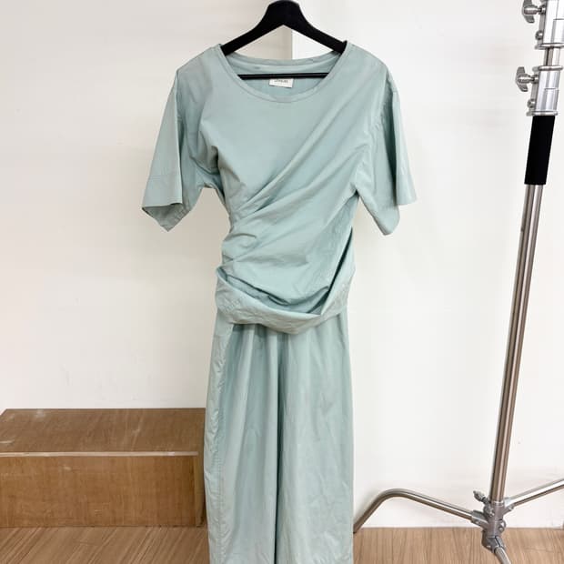 르메르 19SS 터콰이즈 드레이핑 하프 원피스