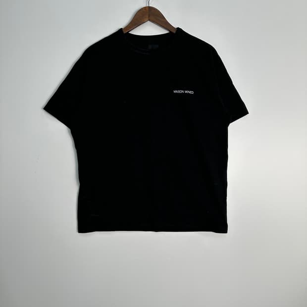 MAISON MINED 블랙 티셔츠 