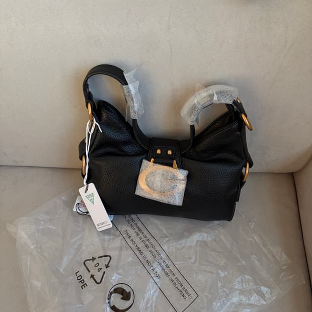 게스 G로고 숄더백 블랙 (새상품)