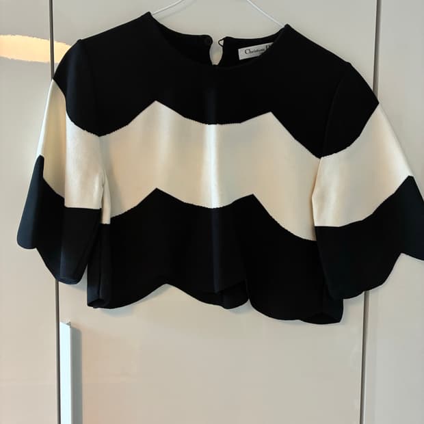 디올 블랙앤화이트 스트라이프 크롭 탑