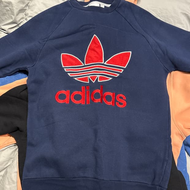 아디다스 네이비 맨투맨