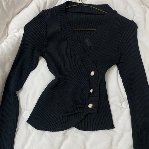 블랙 니트 단추