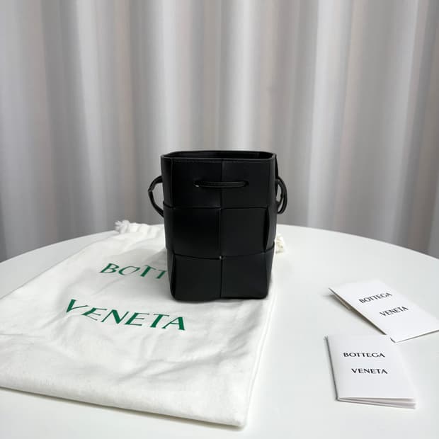 [정품] 보테가베네타 미니 카세트 버킷백 블랙