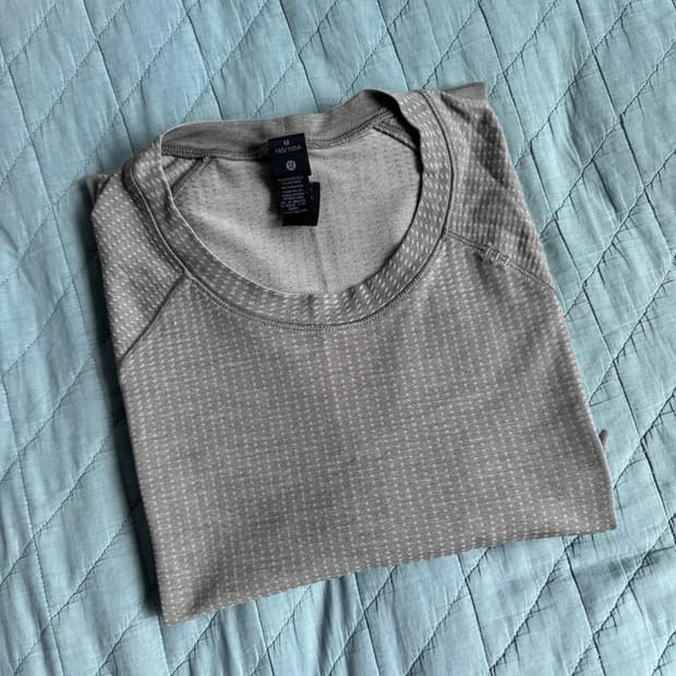 룰루레몬 메탈 벤트 테크 티셔츠 남성 m 사이즈 판매합니다.