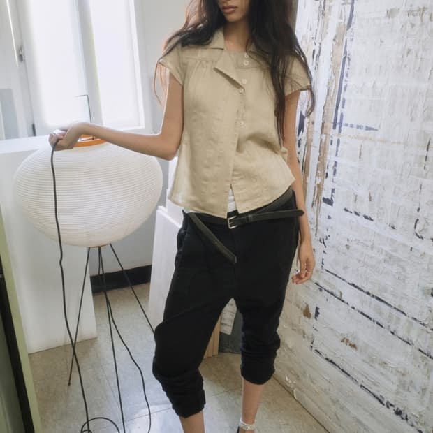 포르테나 WRAP BUTTON CAP SLEEVE BLOUSE-BEIGE