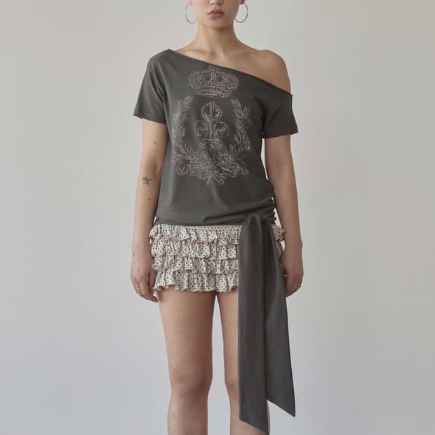 스컬프터 Chateau Shithole Tie Tee Charcoal L