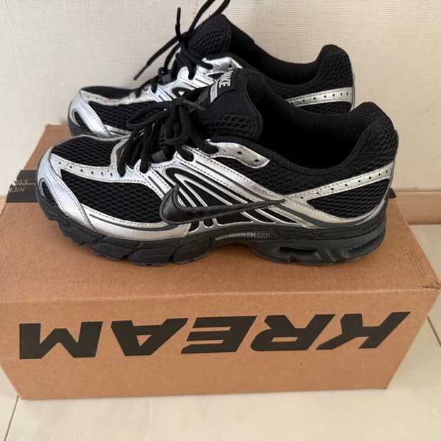 나이키 에어맥스 모토 2K 블랙 메탈릭 실버 285