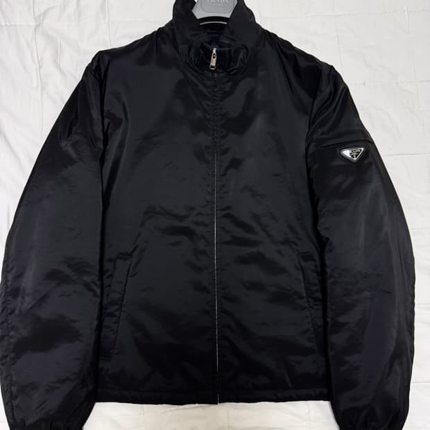 (56)프라다 25SS 삼각로고 바람막이 자켓 블랙 SGH278
