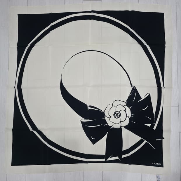 샤넬 까멜리아 블랙 화이트 실크스카프