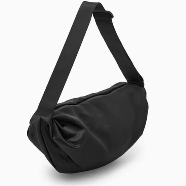 새상품) cos 나일론 크로스바디백 블랙