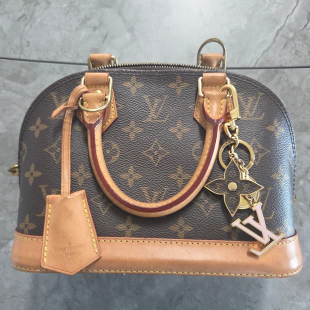 루이비통 알마 BB 모노그램(키링 포함 시 150)