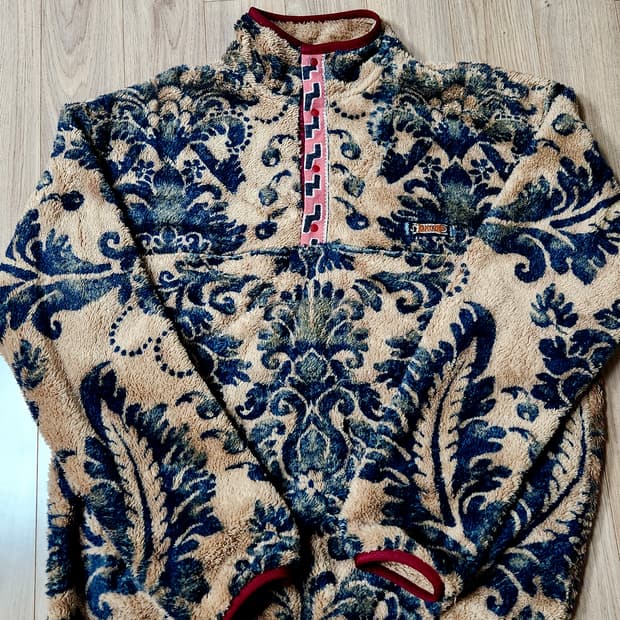 캐피탈 다마스크 패턴 마리아 플리스 집 블루종 베이지