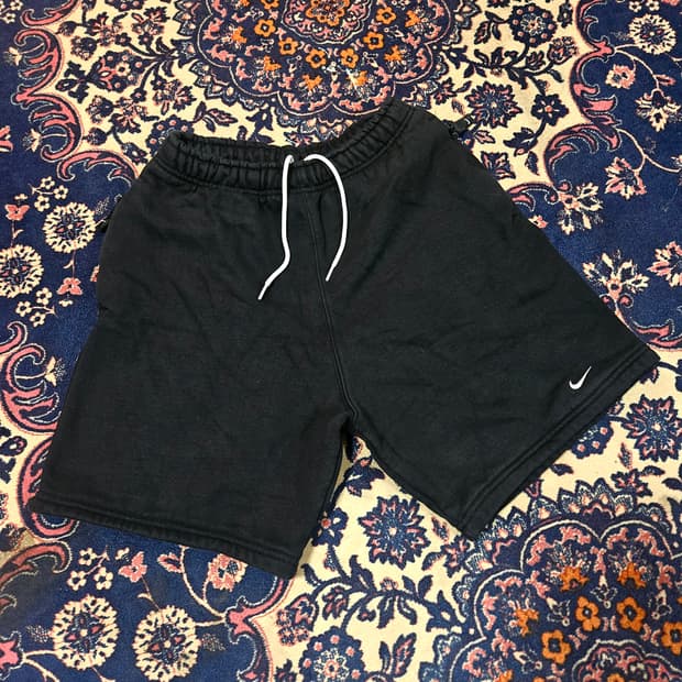 나이키(Nike) NRG 솔로 스우시 플리츠 쇼츠 반바지 