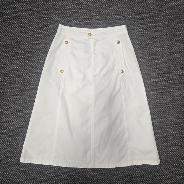 더바넷 화이트 금장 버튼 A라인 스커트
