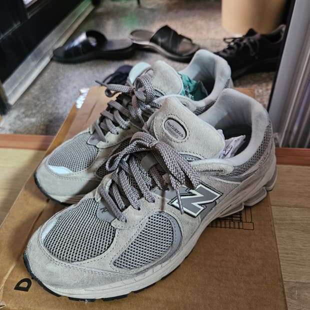 뉴발란스 2002r 거의새거 265사이즈