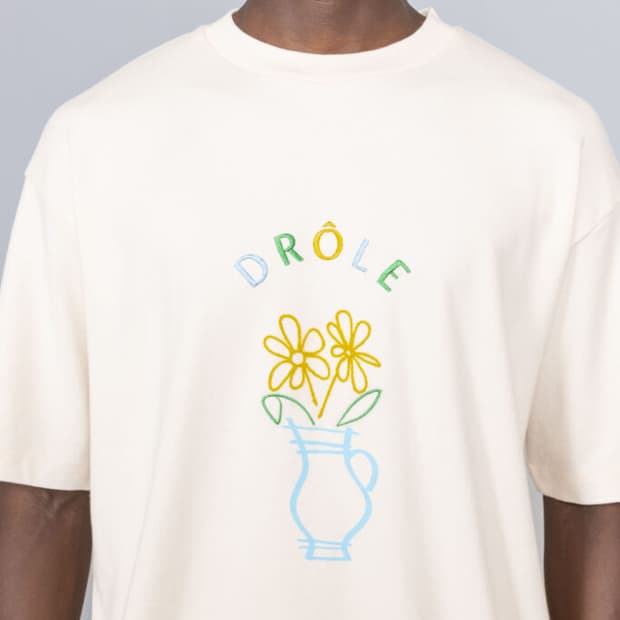 드롤드 무슈 플라워 자수 로고 티셔츠