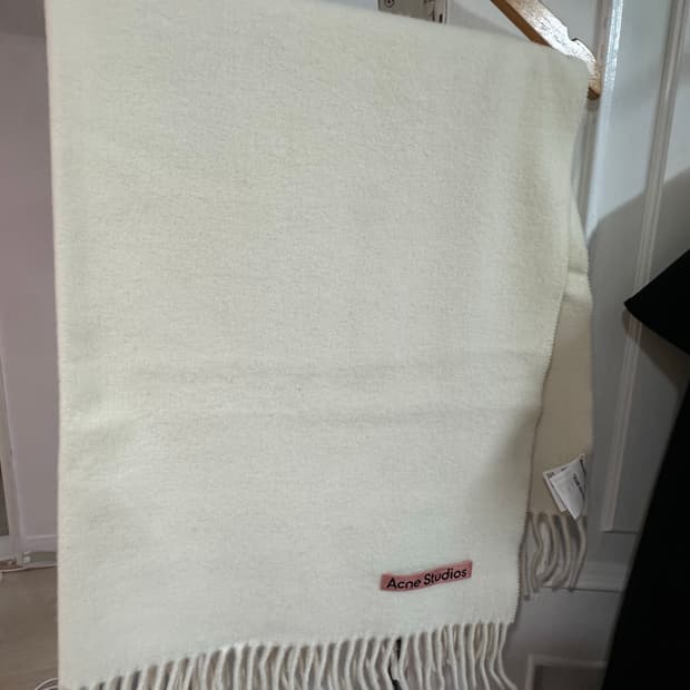 아크네 오버사이즈 머플러