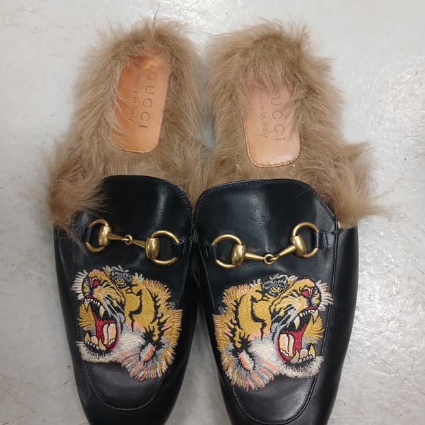 구찌 타이거 자수 뮬 슬리퍼