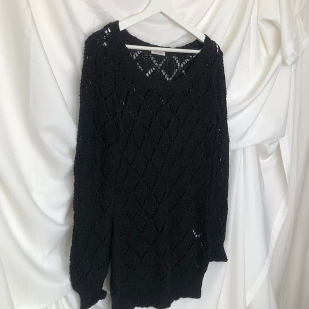 564. Black long knitwear