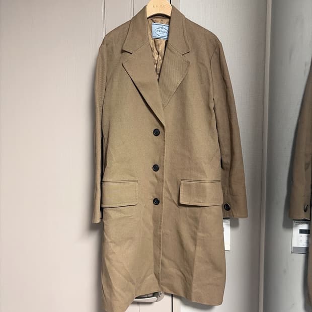 프라다 2017 F/W 라이트온 일러스트 패치 가바딘 코트