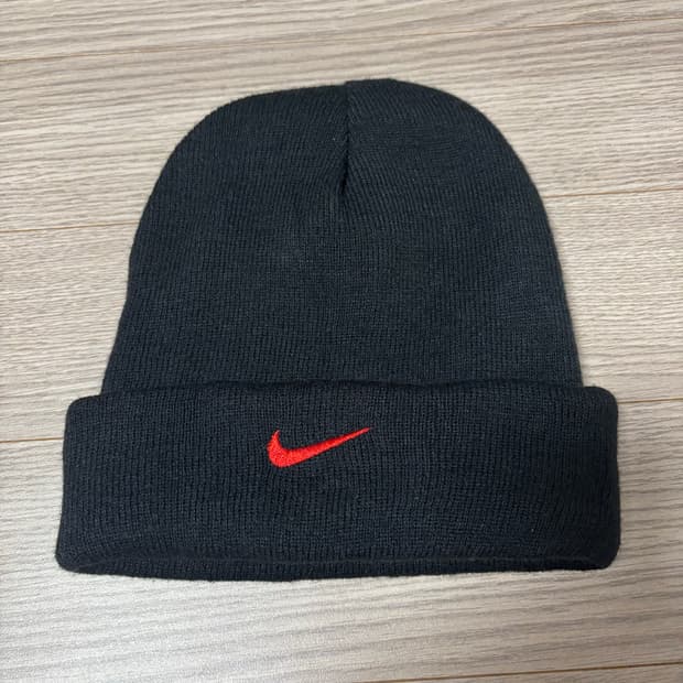 나이키 레드 스우시 비니