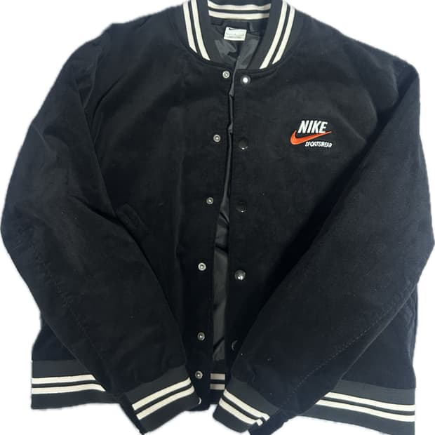 나이키 스포츠웨어 자수 바시티 재킷