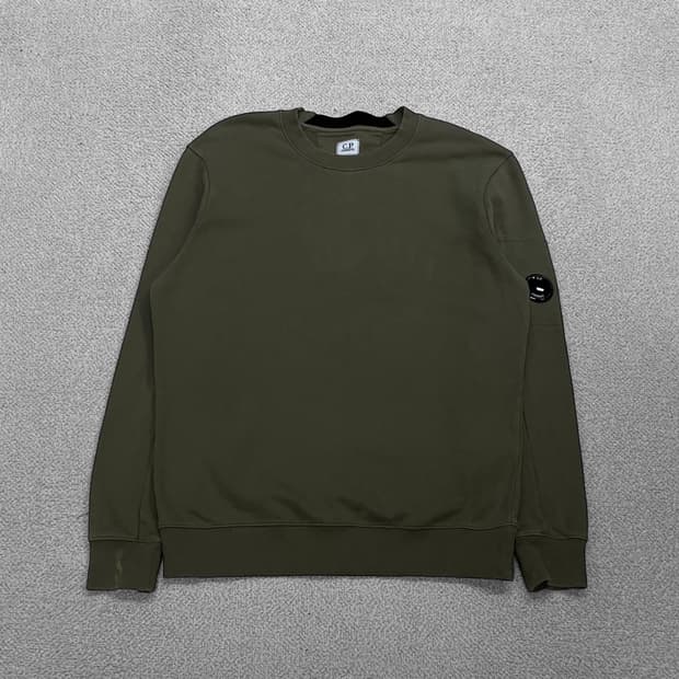 C.P 컴퍼니 렌즈 와펜 크루넥 맨투맨 카키