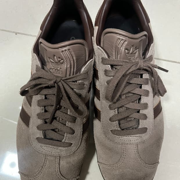 아디다스 가젤 어스 스트라타 브라운 검 275 사이즈