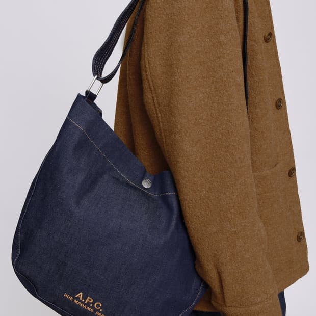 (새상품60%할인)APC 아페쎄 정품 남녀공용 저널 숄더백 블루진