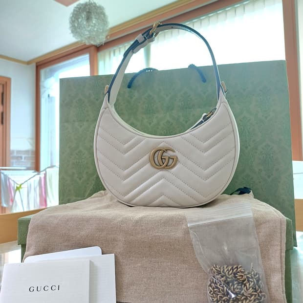 구찌 GG 마몽 하프문 쉐입 체인백