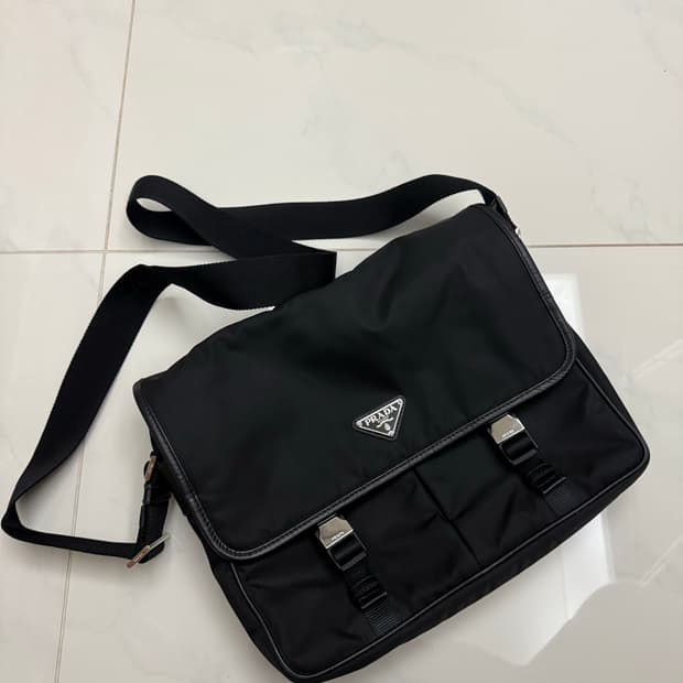 프라다 리나일론 사피아노 가죽 숄더백