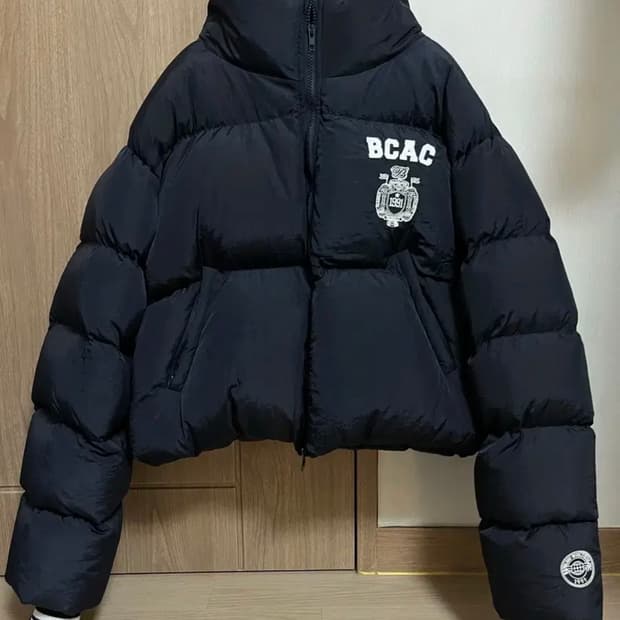 배드블러드 패딩 BCAC 엠블렘 크롭 다운 푸퍼