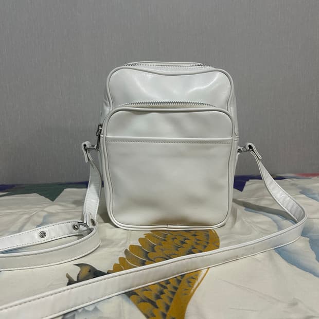 꼼데가르송 화이트크로스백