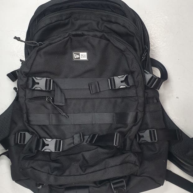 뉴에라 검정 백팩