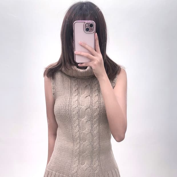 라떼갸루 로걀탑 터틀넥 슬리브리스 니트