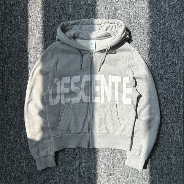 데상트 그레이 크롭 레터링 후드집업