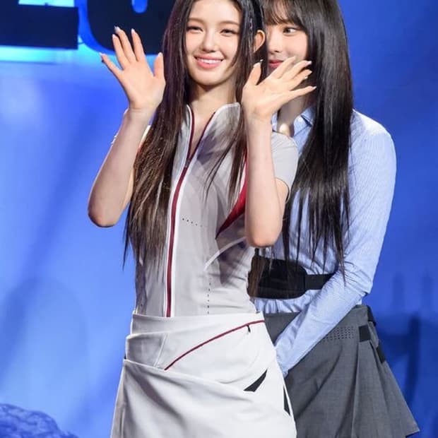 Hyeinseo slashed zipup