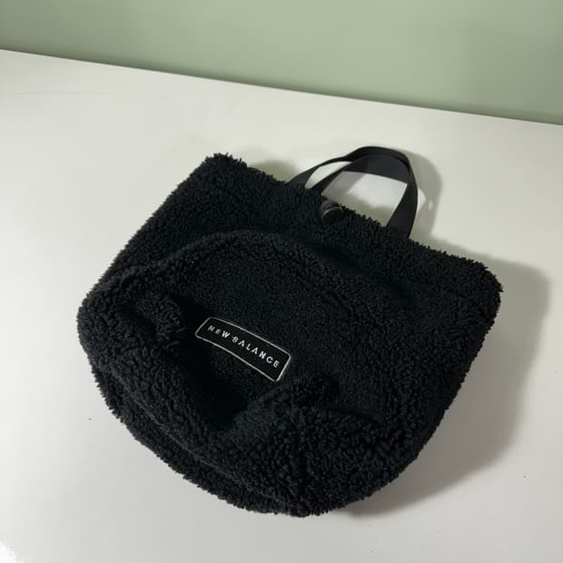 OS 뉴발란스 블랙 뽀글이 후리스 핸드백