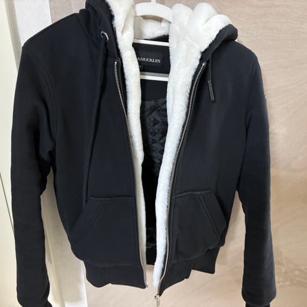 무스너클 버니스웨터 xs 두번입고 드라이함