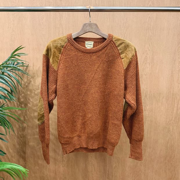JPN 라운드넥 긴팔 니트 스웨이드 숄더 엘보 패치 디테일 오렌지 브라운