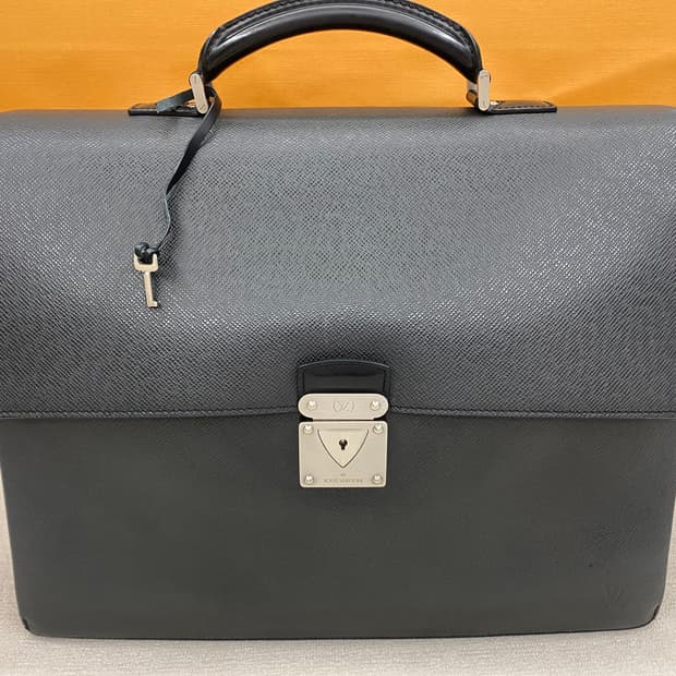 루이비통 타이가 로부스토 브리프 케이스