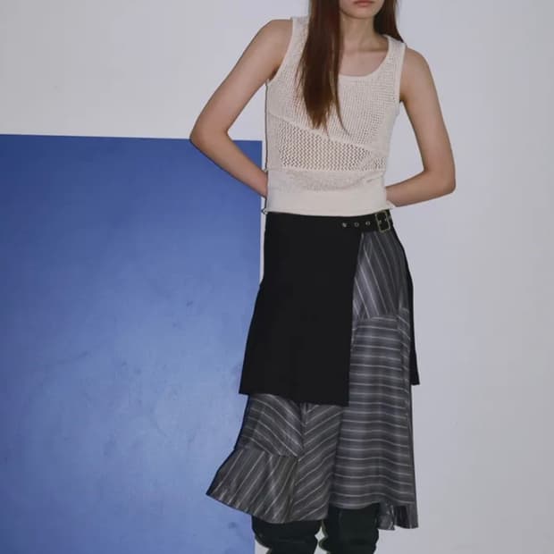 밀로 우먼 어시메트릭 스트라이프 미디 스커트 [차콜]