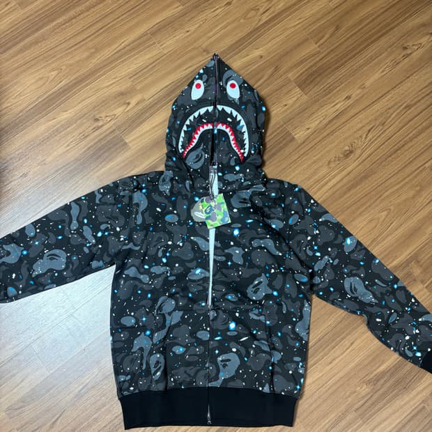 베이프 샤크후드 스페이스 카모 새상품 네고 가능