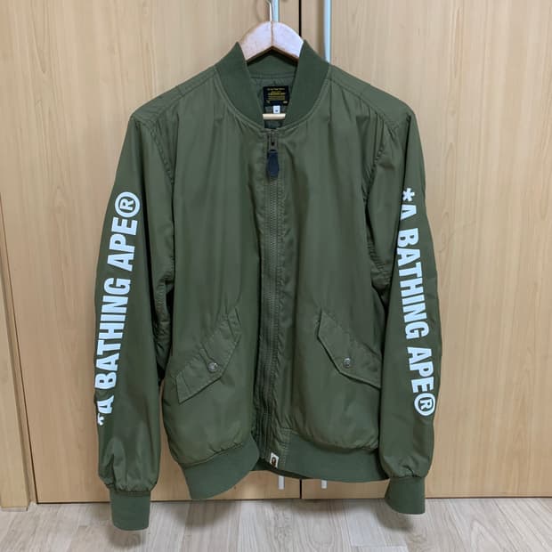 베이프 암 레터링 MA-1 봄버 자켓 카키