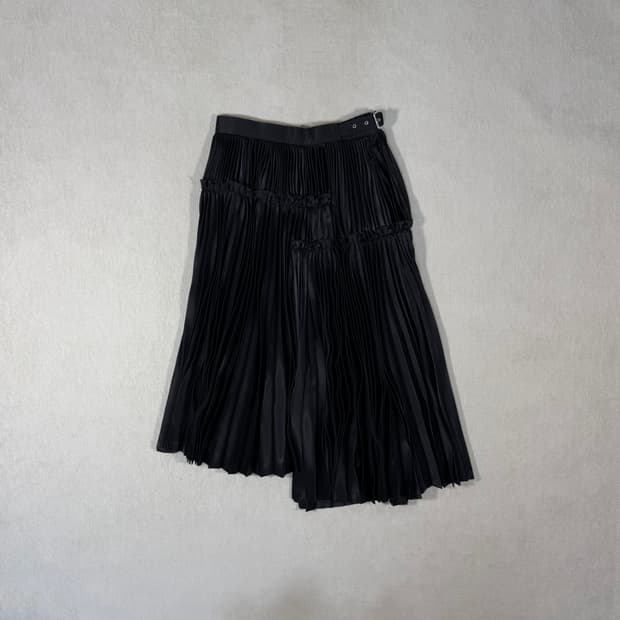 Pleated Black Belt Skirt