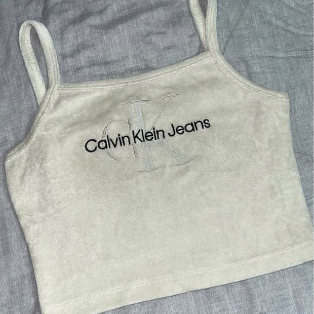 Calvin Klein 크롭 태리 슬리브리스 